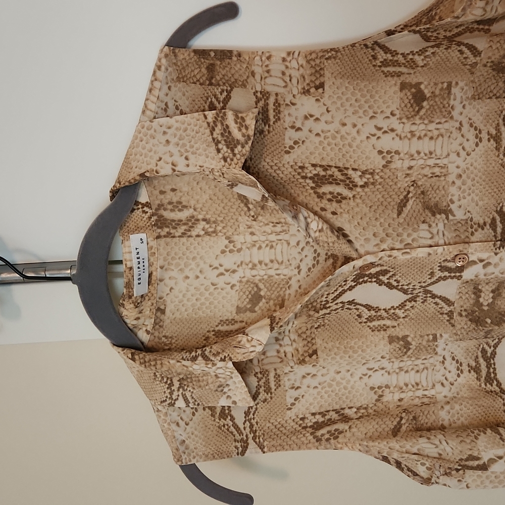 Equipment sleevless blouse